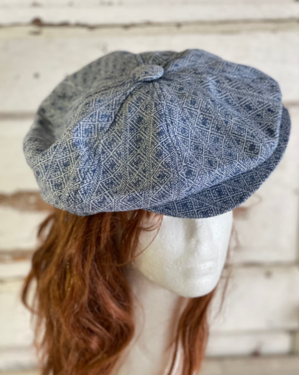 Topi newsboy dengan bahan karung